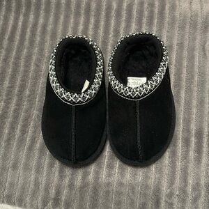 Toddler size 6 Ugg slippers use once
